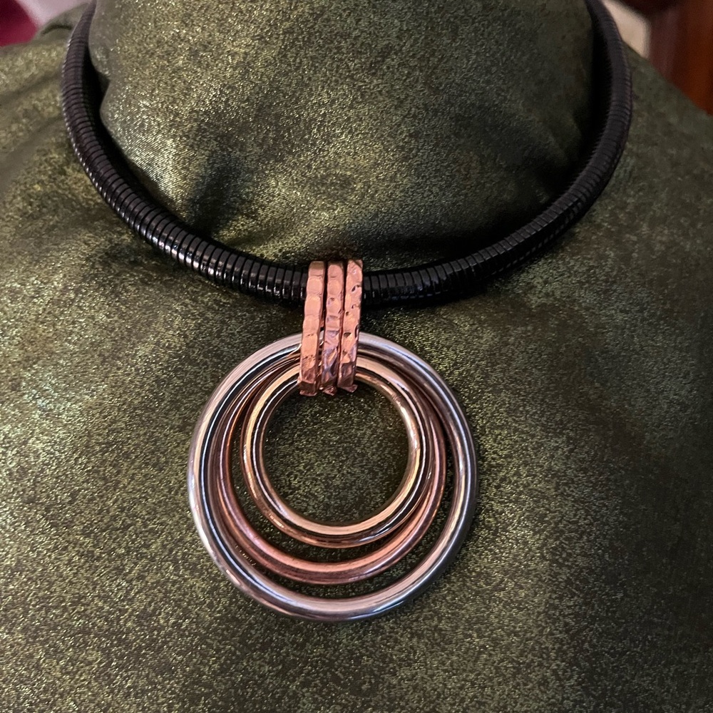 Source Unknown Elegant Black Necklace with Silver and Rose Gold Accents